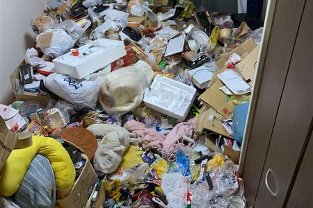 ゴミ屋敷の片付け実例、物が山積みになったお部屋(作業前)