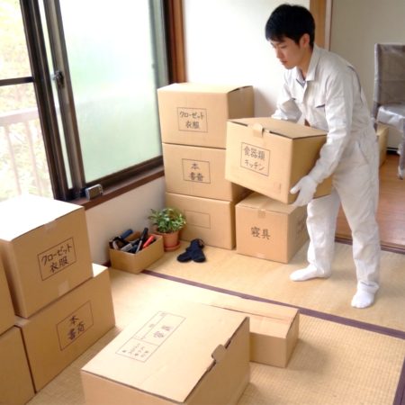 引越しの荷物を運び出す様子