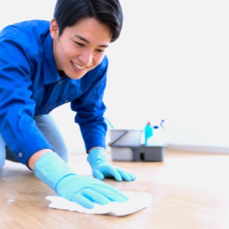 水まわりを清掃する様子