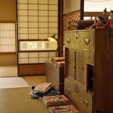 実家の家財を整理する様子