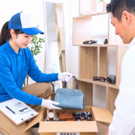 買取品を査定する様子