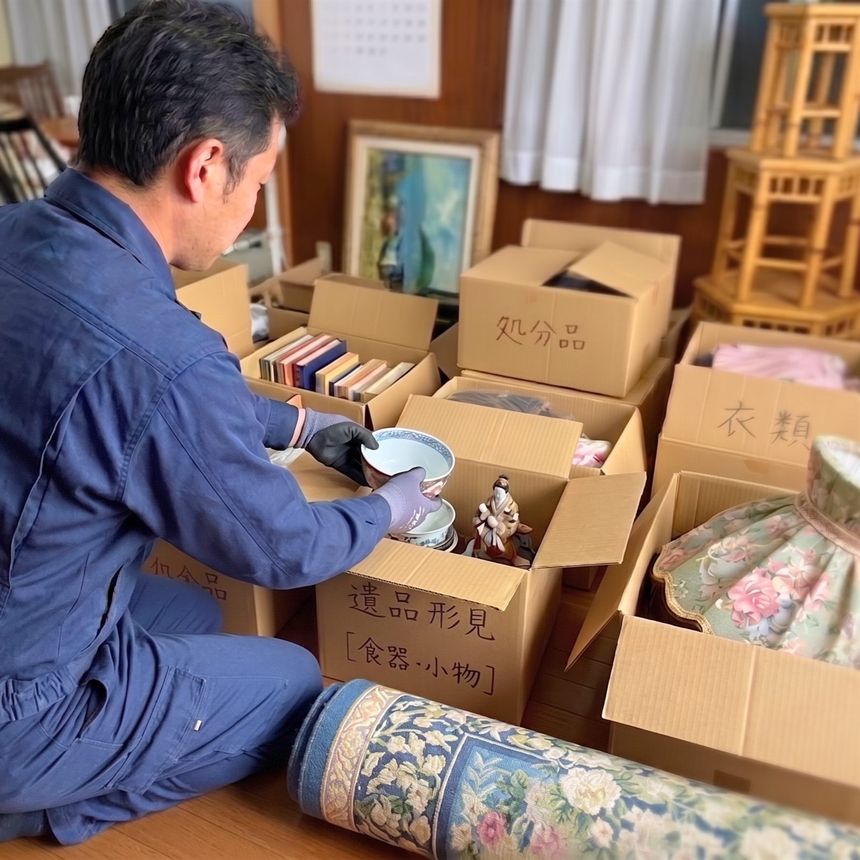 遺品整理の作業の様子